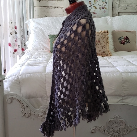 Beautiful crocheted Gray shaw with fringes - Picture 4 of 5